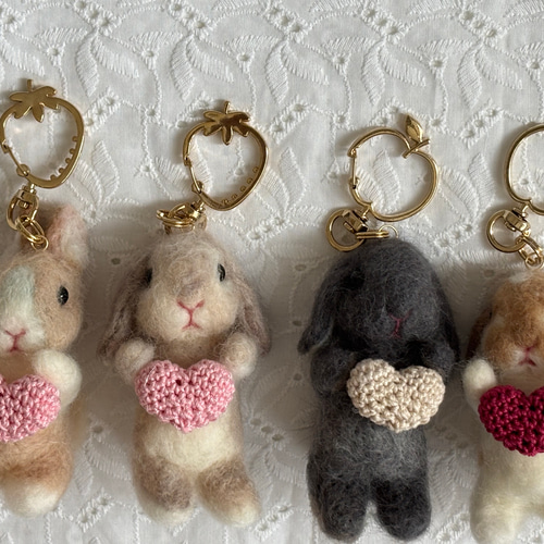 羊毛フェルトうさぎ☆受注制作〰️うさぎさんとドーナツ？キーホルダー