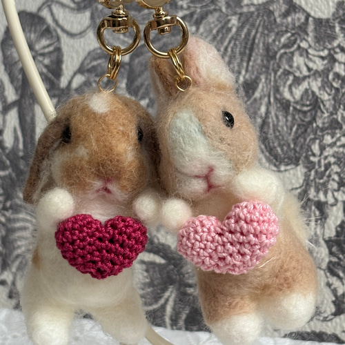 羊毛フェルトうさぎ☆受注制作〰️うさぎさんとドーナツ？キーホルダー