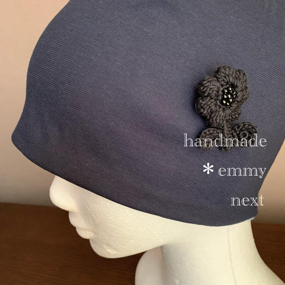 送料無料＊handmadeリバーシブル帽子〈取り外せるコサージュ付〉くすみブルー×ブラック　ケアキャップ　ケア帽子 5枚目の画像