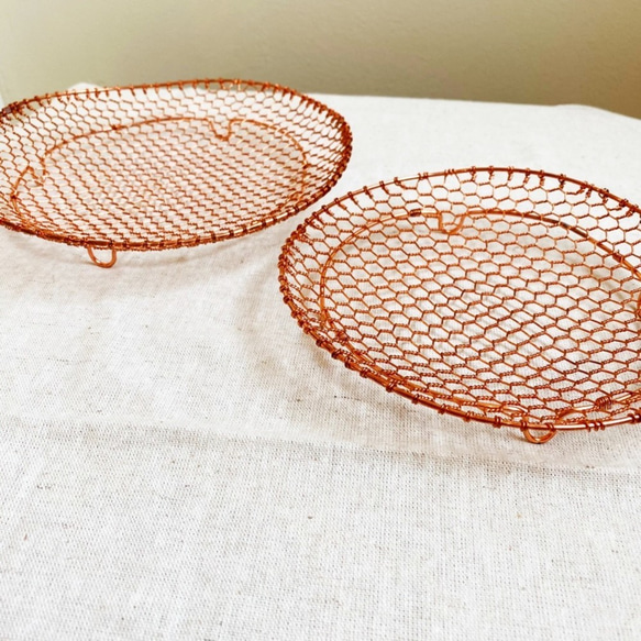再販×2★銅線で編んだ手編みの水切り皿　大サイズ直径約20cm 2枚目の画像