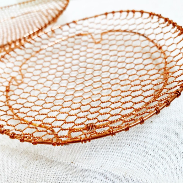 再販×2★銅線で編んだ手編みの水切り皿　大サイズ直径約20cm 1枚目の画像