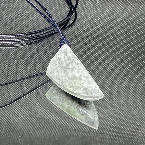 翡翠ペンダントセット 一部天然石特有の傷汚れ欠けあり 一点物緑入りひすい本翡翠天然石風水風景手彫りペンダントトップ