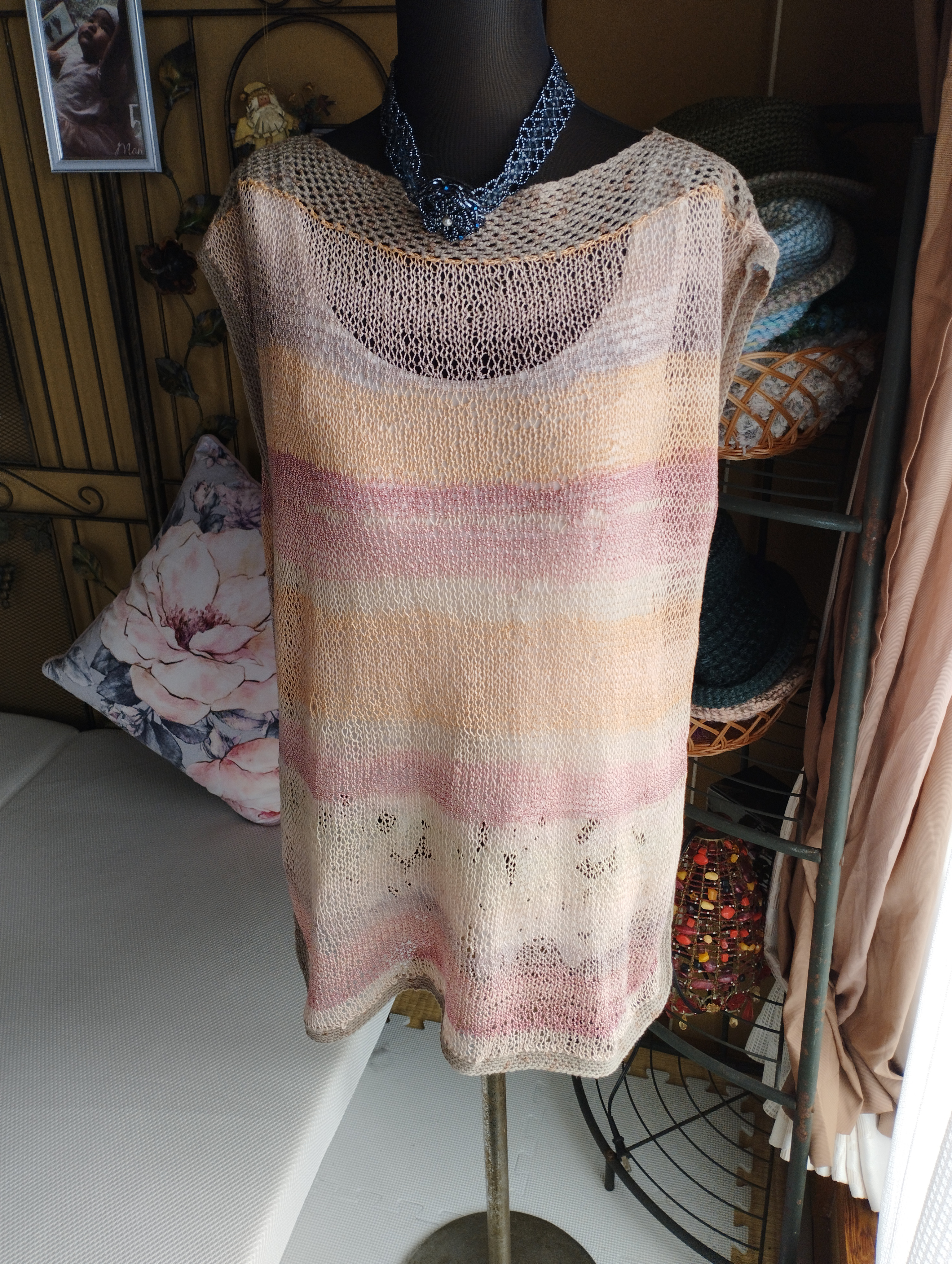 パネル編みの透け感のチェニック丈ベスト