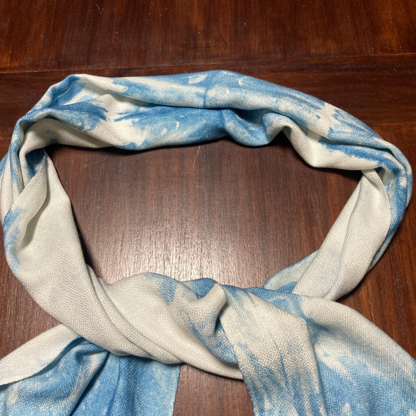 手織りドビー藍絞り染めスカーフ 4枚目の画像