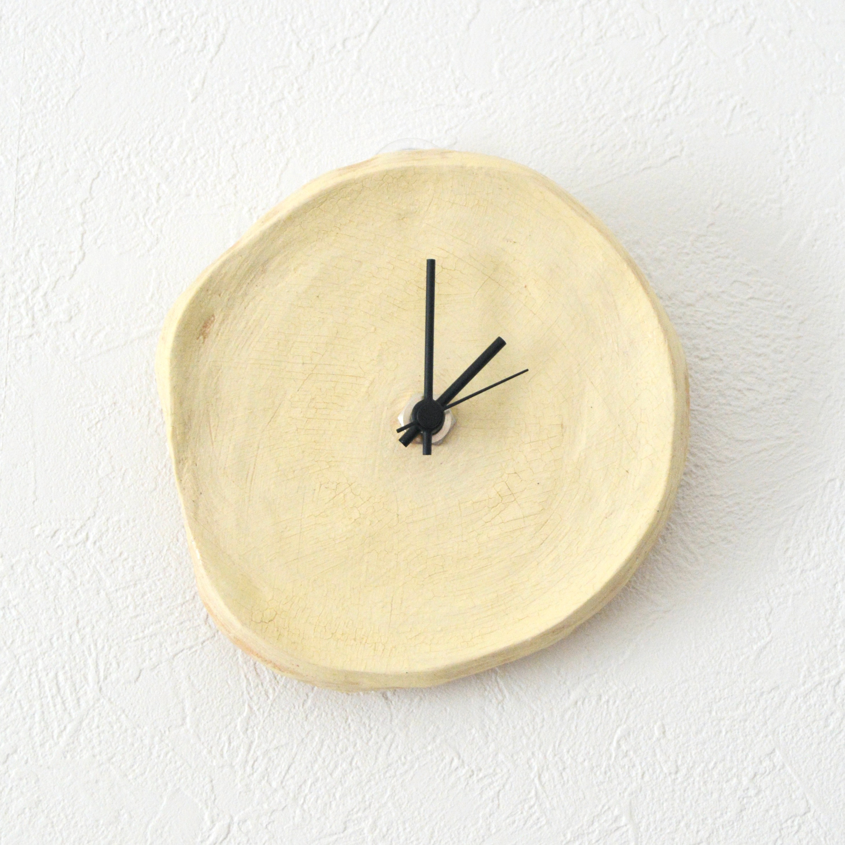 白化粧の陶の掛け時計 Ceramic engobe clock