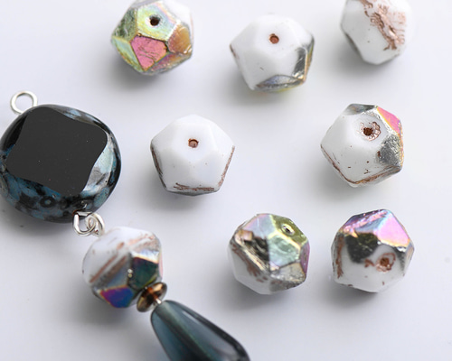 チェコガラスビーズ 多面カット ホワイト＆ABメタリックベージュ4個