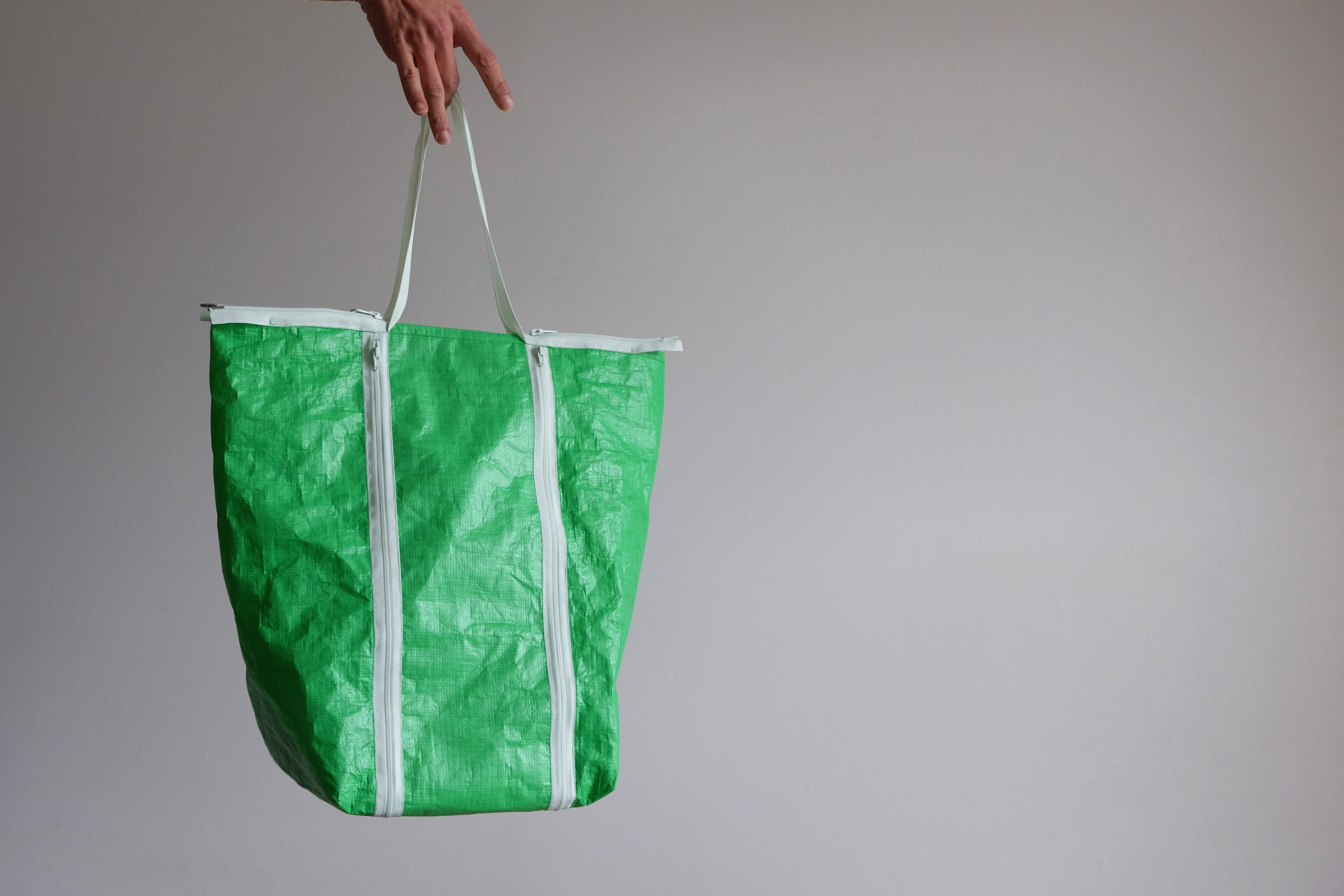 超軽量/撥水ポリエチレン/肩掛けマチ付きトート/A4大容量【ジップポケットジップバッグ/ライトグリーン】