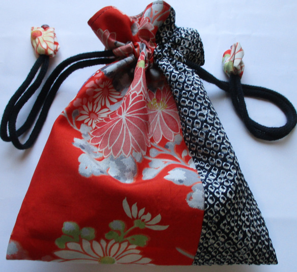 ６９８１　絞りと花柄の着物で作った巾着袋　＃送料無料 1枚目の画像
