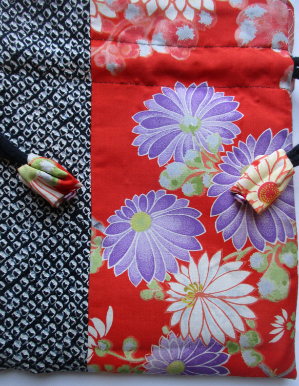 ６９８１　絞りと花柄の着物で作った巾着袋　＃送料無料 9枚目の画像