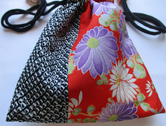 ６９８１　絞りと花柄の着物で作った巾着袋　＃送料無料 4枚目の画像