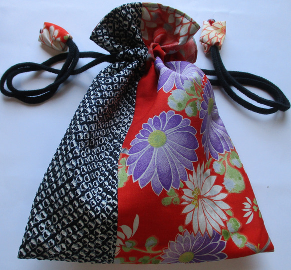 ６９８１　絞りと花柄の着物で作った巾着袋　＃送料無料 3枚目の画像