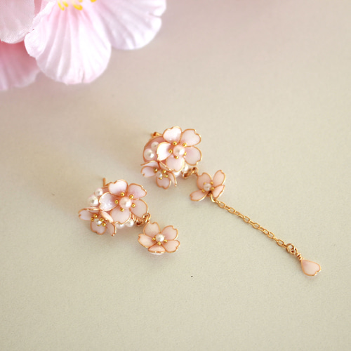 舞い散るさくらピアス ピンク