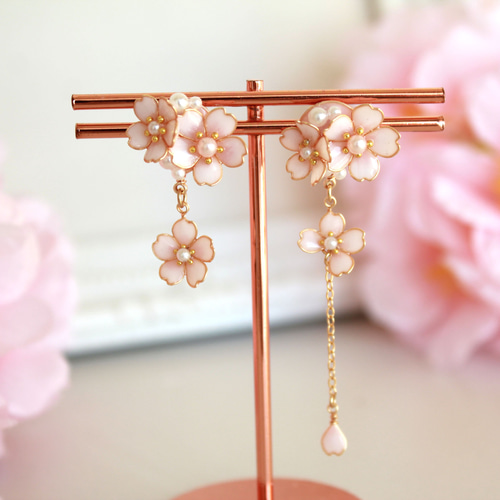 舞い散るさくらピアス ピンク