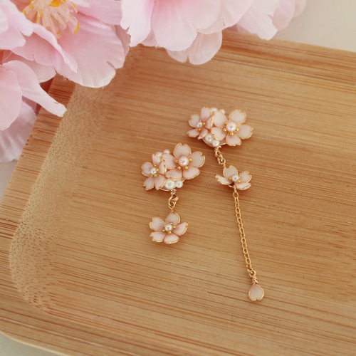 舞い散るさくらピアス ピンク