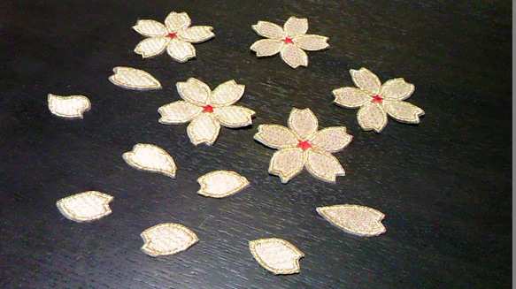 縁取り刺繍桜と花びらワッペンセットa5/金色 1枚目の画像