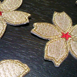 縁取り刺繍桜と花びらワッペンセットa5/金色 2枚目の画像