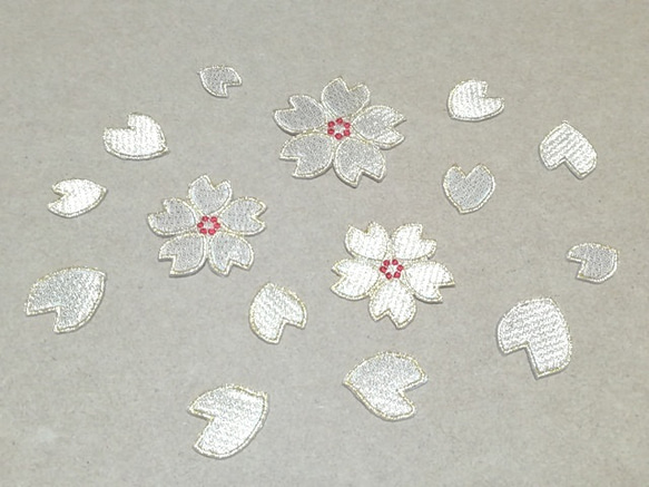 縁取り刺繍桜と花びらワッペンセットb6/金色 1枚目の画像