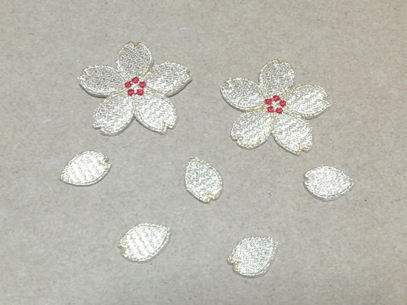 縁取り刺繍桜と花びらワッペンセットe7/金色 1枚目の画像