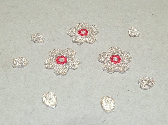 縁取り刺繍ミニ桜と花びらワッペンセットd7/金色 1枚目の画像