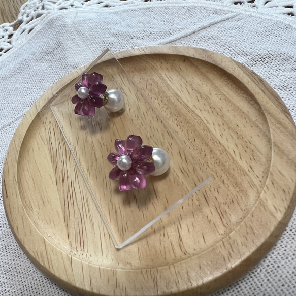 【こつぶなお花ピアス】レジンアクセサリー  小粒ピアス  1粒ピアス  お花  パール  推しカラー  推し活  推し事 7枚目の画像