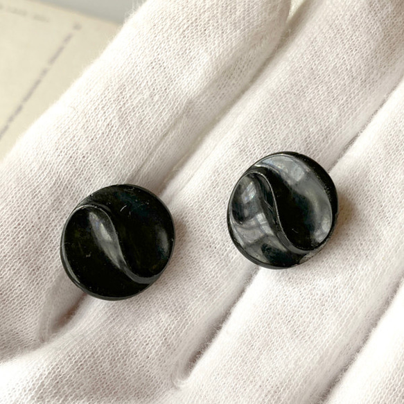 【送料無料】2個 1930年代 チェコ製 アンティーク ヴィンテージ 黒ガラスボタン 素材 [EY8485] 5枚目の画像