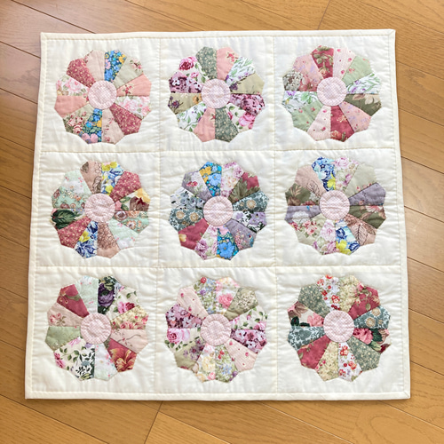 パッチワークキルト　ビンテージのドレスデンのキルト パッチワーク【ドレスデンプレート】のキルトタピストリー、110×135cm