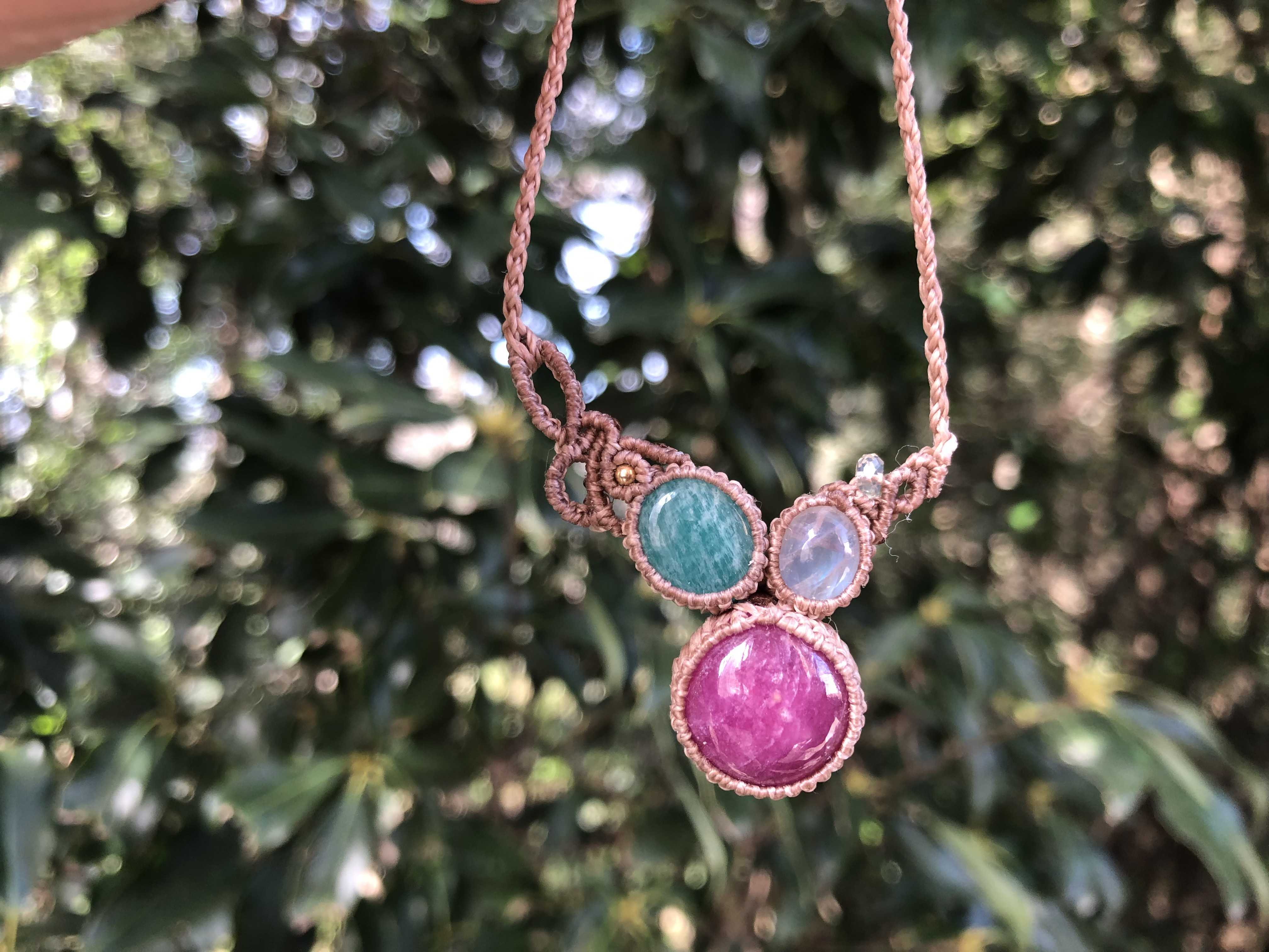 アマゾナイトとホワイトラブラドライトとルビーのマクラメネックレス⭐︎