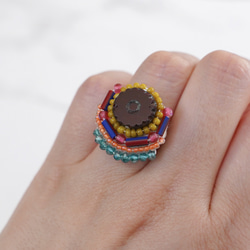 おしゃべりな指輪45　フリーサイズ　ビーズ刺繍のリング　まる　ブラウン　カラフル　マルチカラー 2枚目の画像