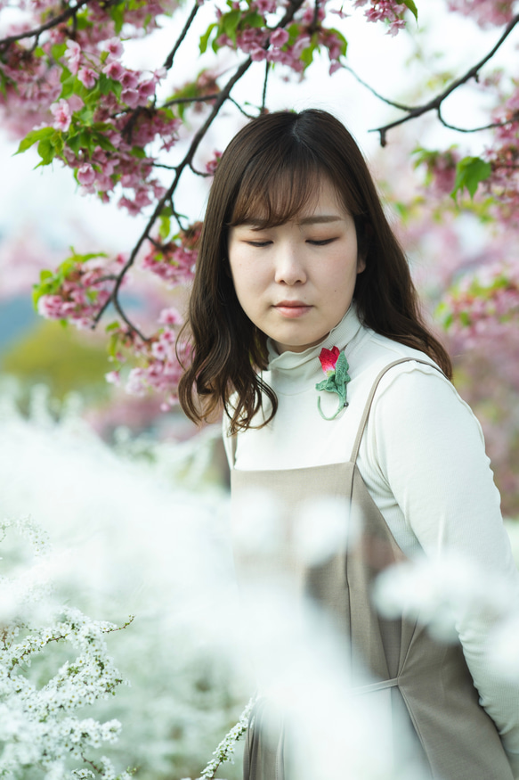 【受注制作1ヶ月】ブローチ　チューリップ、芽生え（赤）　手編み　レース編み 7枚目の画像