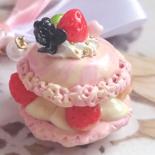 デカリボンが可愛いピンクマーブルマカロンストラップ フェイク