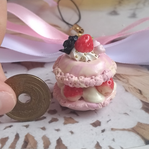 デカリボンが可愛いピンクマーブルマカロンストラップ フェイク