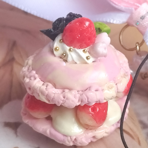 デカリボンが可愛いピンクマーブルマカロンストラップ フェイク