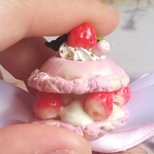 デカリボンが可愛いピンクマーブルマカロンストラップ フェイク