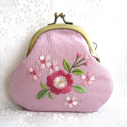 日本刺繍＊桜の花＊絹のがま口ミニ財布・キーケース◆薄藤色◆刺繍 手刺繍 伝統工芸 ギフト 1枚目の画像