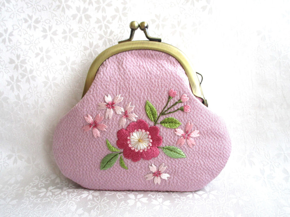 日本刺繍＊桜の花＊絹のがま口ミニ財布・キーケース◆薄藤色◆刺繍 手刺繍 伝統工芸 ギフト 1枚目の画像