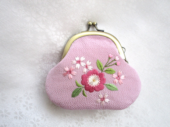 日本刺繍＊桜の花＊絹のがま口ミニ財布・キーケース◆薄藤色◆刺繍 手刺繍 伝統工芸 ギフト 6枚目の画像