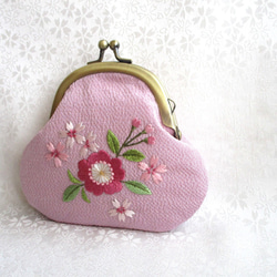 日本刺繍＊桜の花＊絹のがま口ミニ財布・キーケース◆薄藤色◆刺繍 手刺繍 伝統工芸 ギフト 4枚目の画像