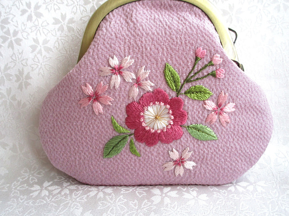 桜の花＊絹のがま口ミニ財布・キーケース◆薄藤色◆日本刺繡 刺繍 手刺繍 伝統工芸 ギフト 3枚目の画像