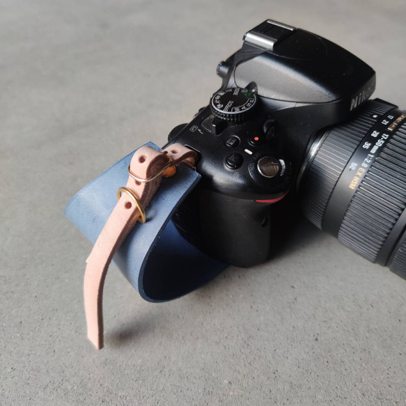 すみれブルーの イタリアンレザー 本革 カメラホルダー リスト