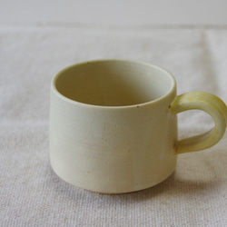 筒形クリーム色のマグカップ 3枚目の画像