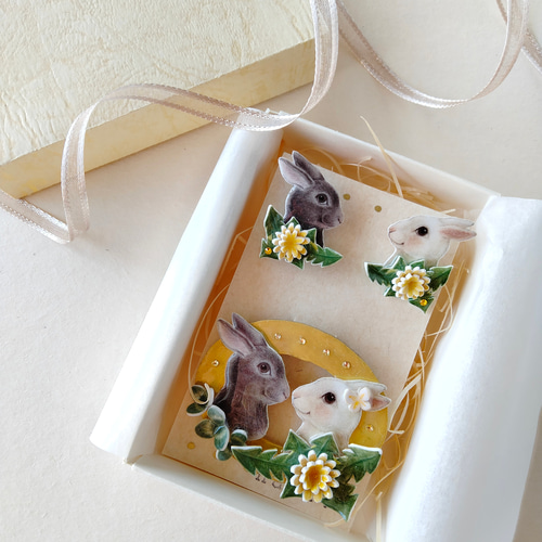 ブローチ》しろい うさぎ と くろい うさぎ たんぽぽ