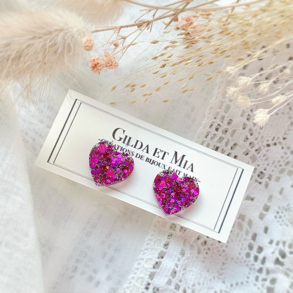 ハート型レジンスタッドピアス Deep pink glitter heart shaped earrings 2枚目の画像