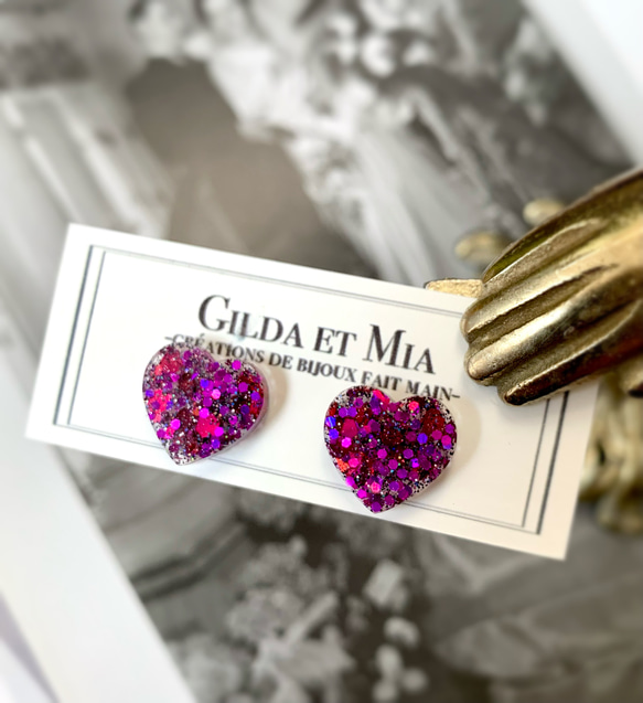 ハート型レジンスタッドピアス Deep pink glitter heart shaped earrings 1枚目の画像