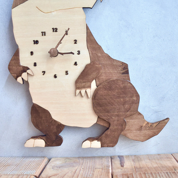 ティラノサウルスとにらめっこできる レギュラーサイズ 時計 木製 掛け時計 4枚目の画像