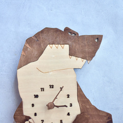 ティラノサウルスとにらめっこできる レギュラーサイズ 時計 木製 掛け時計 3枚目の画像