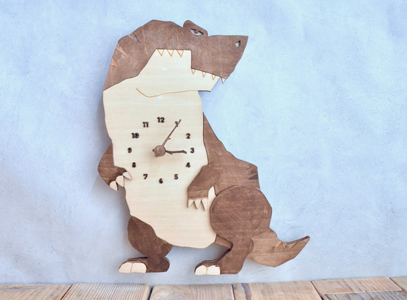 ティラノサウルスとにらめっこできる レギュラーサイズ 時計 木製 掛け時計 1枚目の画像