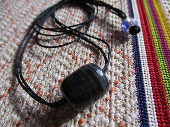 古い路路通珠瑪瑙珠と留めとんぼ玉のお紐仕立てネックレス 1枚目の画像