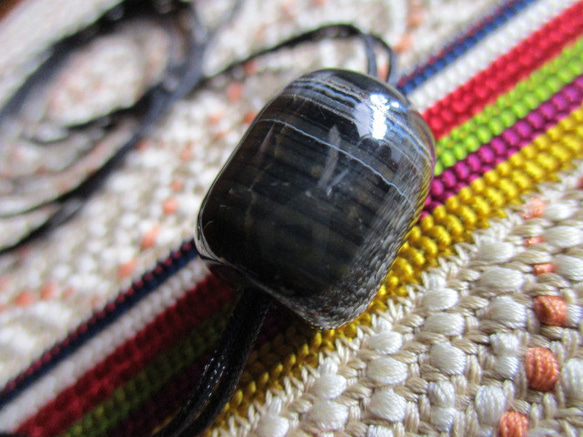 古い路路通珠瑪瑙珠と留めとんぼ玉のお紐仕立てネックレス 3枚目の画像
