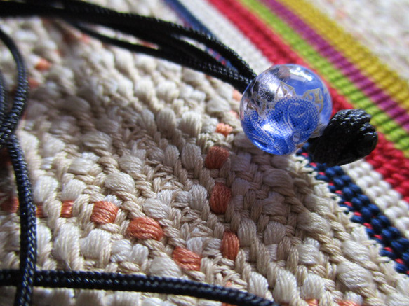 古い路路通珠瑪瑙珠と留めとんぼ玉のお紐仕立てネックレス 2枚目の画像
