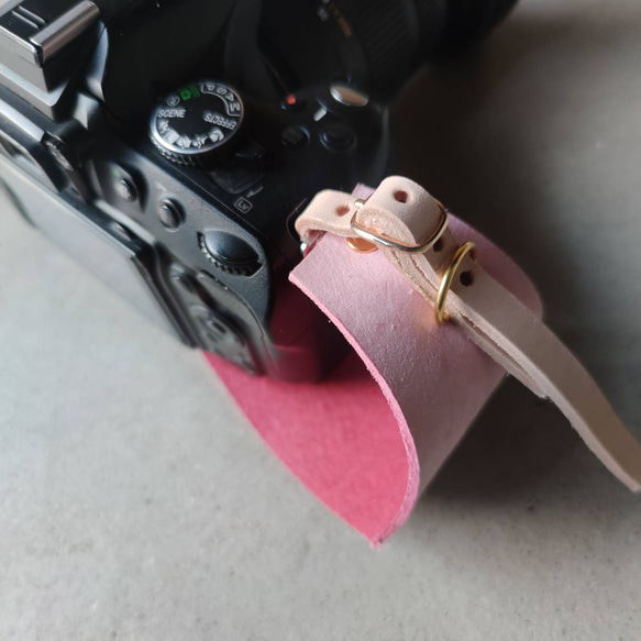 さくらピンクのイタリアンレザー　本革　　カメラホルダー　リストストラップ　一眼レフ　ミラーレスに活躍 1枚目の画像